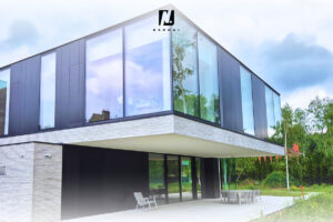 Rezydencja, cienkoramowa fasada aluminiowa – Naumal / Residence with slim-frame aluminium facade – Naumal