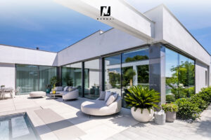 Dom jednorodzinny, przeszklenie szkło do szkła, drzwi MoreView – Naumal / Single-family house, glass-to-glass glazing, MoreView doors – Naumal