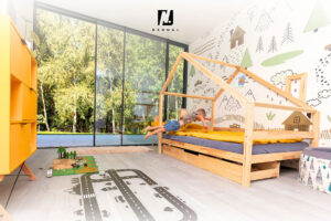 Drzwi przesuwne MoreView w pokoju dziecięcym – Naumal / MoreView sliding doors in a children's room – Naumal
