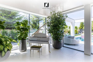 Przeszklenie szyba do szyby w salonie – Naumal / Glass-to-glass glazing in a living room – Naumal